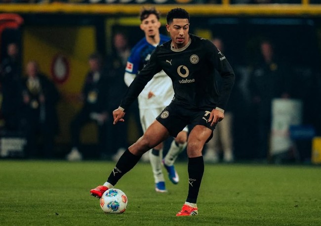 Sama seperti kakaknya, Jobe juga seorang pesepakbola. Dia sempat bermain untuk Sunderland sebelum memutuskan pindah ke klub Jerman, Borussia Dortmund pada tahun 2025. Dortmund merupakan klub yang sama tempat Jude Bellingham bermain sebelum akhirnya hengkang ke Real Madrid. Foto: Dok. Instagram, Getty Images