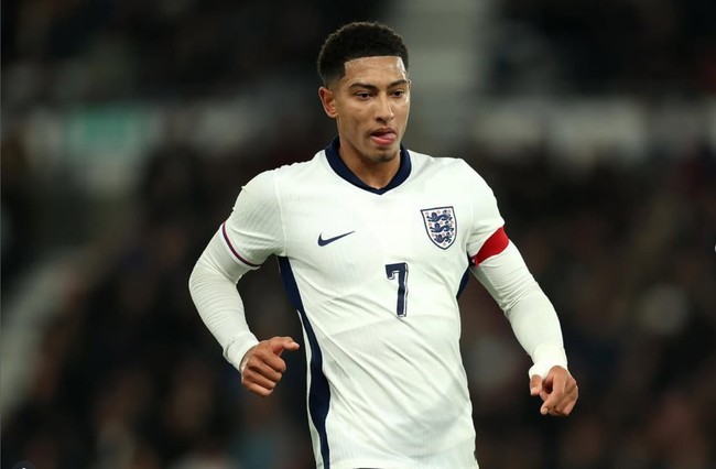 Meski mengikuti jejak sang kakak dalam memilih klub sepakbola, Jobe menegaskan bahwa ia tidak sedang meniru Jude.  Foto: Dok. Instagram, Getty Images
