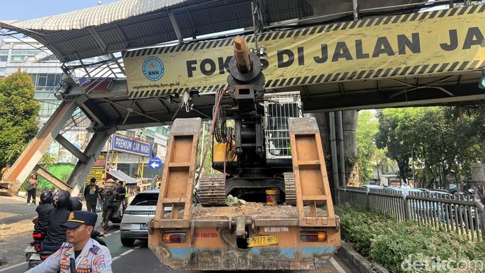 JPO di Jalan Kapten Tendean, Jakarta Selatan (Jaksel), nyaris roboh usai ditabrak truk  (Adhfar/detikcom).
