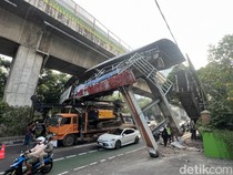 Pagi-pagi Bikin Macet, Kok Bisa Truk Nyangkut di JPO Tendean Jaksel?