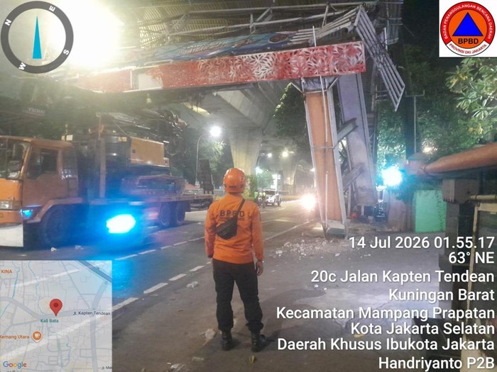 JPO di Tendean rusak parah dihantam truk (dok.BPBD Jakarta)