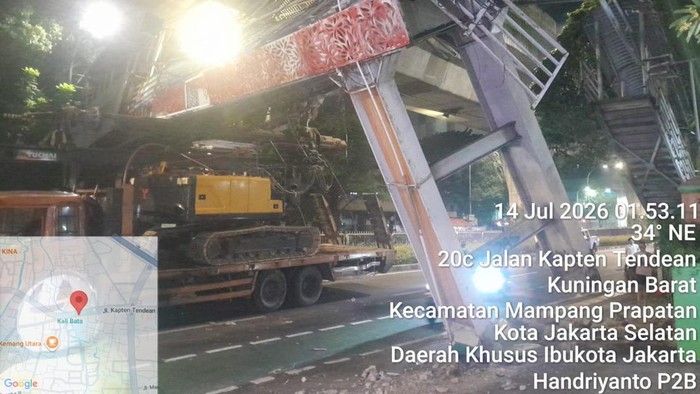 JPO di Tendean rusak parah dihantam truk (dok.BPBD Jakarta)