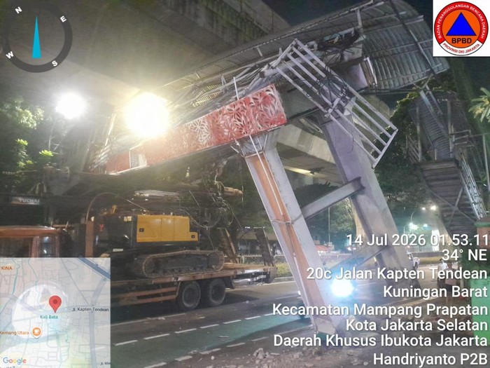 JPO di Tendean rusak parah dihantam truk (dok.BPBD Jakarta)