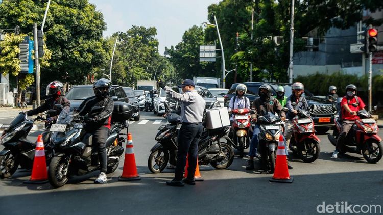 JPO Rusak Ditabrak Truk, Lalu Lintas Tendean Dialihkan