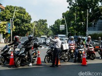 JPO Rusak Ditabrak Truk, Lalu Lintas Tendean Dialihkan