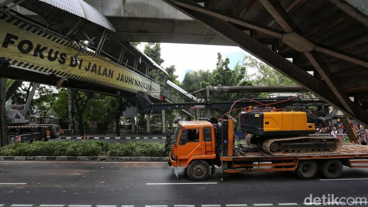 JPO Tendean Dibongkar Usai Ditabrak Truk Alat Berat