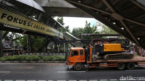 JPO Tendean Dibongkar Usai Ditabrak Truk Alat Berat