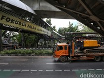 JPO Tendean Dibongkar Usai Ditabrak Truk Alat Berat