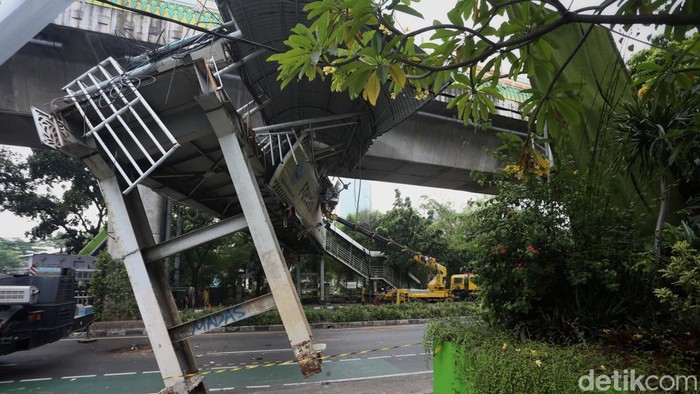 Petugas membongkar jembatan penyeberangan orang (JPO) di Jalan Kapten Tendean, Mampang Prapatan, Jakarta Selatan, Selasa (14/7/2026).
