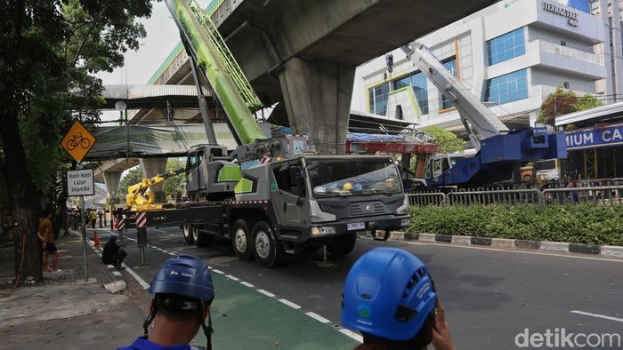 Petugas membongkar jembatan penyeberangan orang (JPO) di Jalan Kapten Tendean, Mampang Prapatan, Jakarta Selatan, Selasa (14/7/2026).