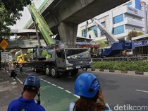 Lalin Macet Imbas JPO Tendean Dibongkar, TransJ Koridor 13 Terlambat