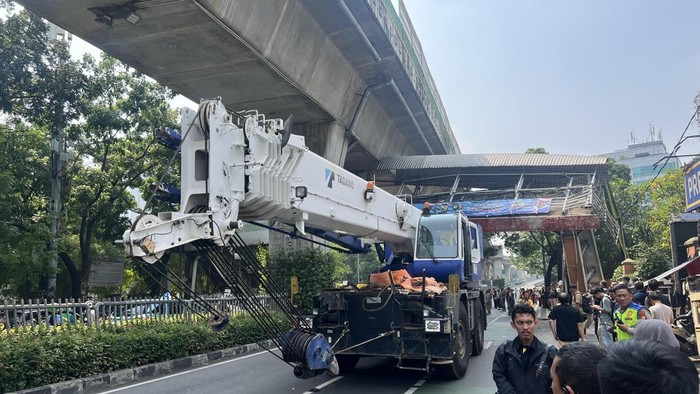 JPO Tendean Jaksel dibongkar usai ditabrak truk (Adhfar/detik)