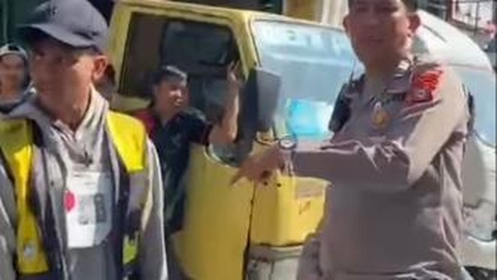 Jukir beratribut PD Parkir Makassar protes petugas Dishub yang menggembok kendaraan.