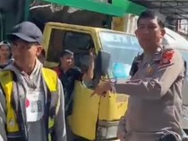 Jukir Beratribut PD Parkir Makassar Protes Petugas Dishub Gembok Mobil di Jalan
