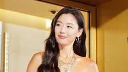 Jun Ji Hyun Anggun Bergaun Biru di Hong Kong