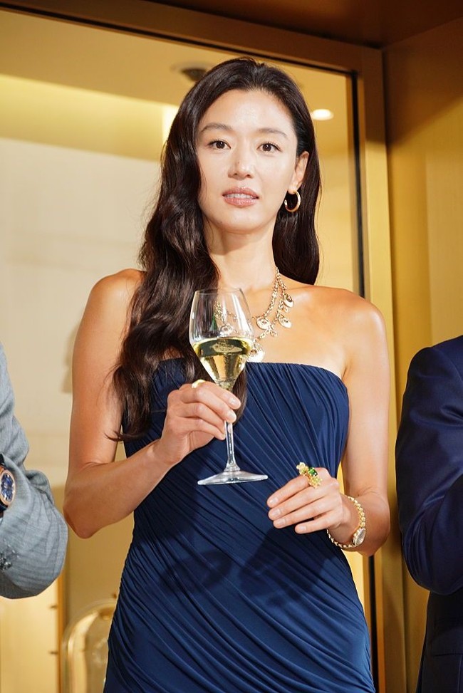 Penampilan Jun Ji Hyun tidak seperti biasanya. Diketahui berkulit putih, aktris 46 tahun ini tampil dengan kulit kecokelatan. Perubahan ini jadi perbincangan di kalangan penggemar maupun pencinta kecantikan. Foto: VCG via Getty Images/VCG