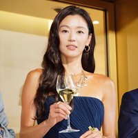Penampilan Jun Ji Hyun tidak seperti biasanya. Diketahui berkulit putih, aktris 46 tahun ini tampil dengan kulit kecokelatan. Perubahan ini jadi perbincangan di kalangan penggemar maupun pencinta kecantikan. Foto: VCG via Getty Images/VCG