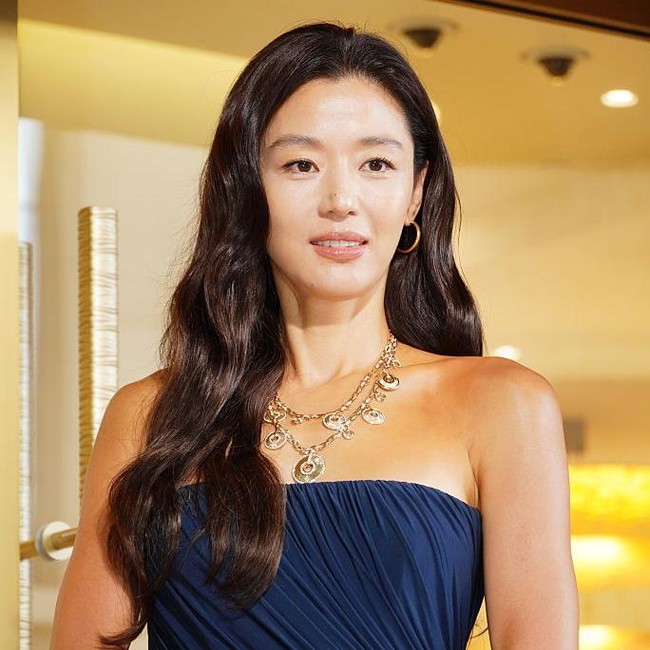 5 Potret Jun Ji Hyun Tampil Makin Glowing dengan Kulit Tan, Banjir Pujian