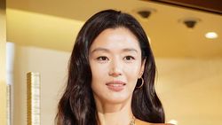 Jun Ji Hyun Anggun Bergaun Biru di Hong Kong