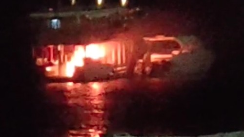 Tangkapan layar kapal pinisi Somerdive terbakar di perairan Labuan Bajo, Manggarai Barat, Selasa (14/7/2026) dini hari.
