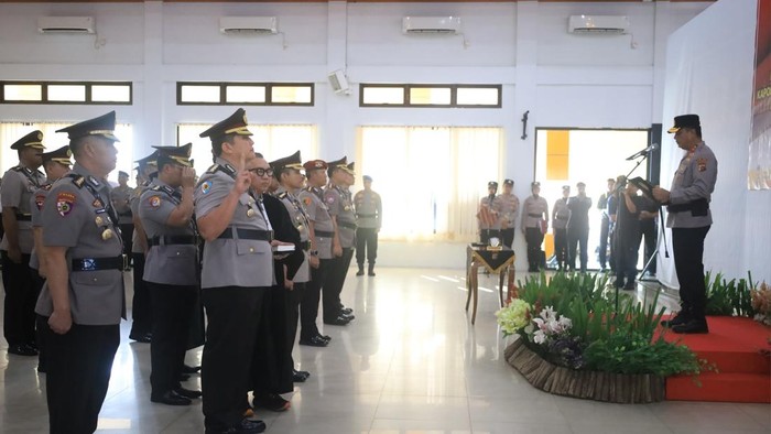 Kapolda Bangka Belitung (Babel) Irjen Viktor T Sihombing memimpin upacara serah terima jabatan