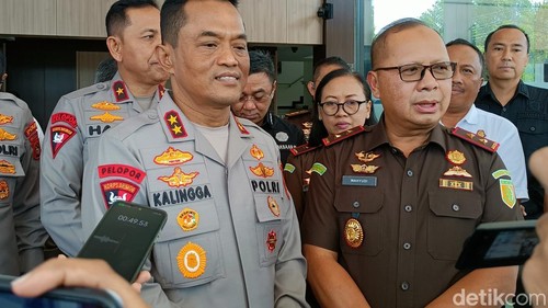 Kajati NTB, Wahyudi dan Kapolda NTB Irjen Kalingga Rendra Raharja bersalaman di Kantor Kejati NTB, Selasa (14/7/2026). (Foto : Abdurrasyid Efendi/detikBali).