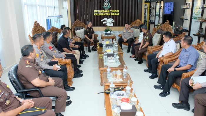 Kapolda Kalimantan Barat (Kalbar) Irjen Alberd Teddy Benhard Sianipar bersilaturahmi ke Kepala Kejaksaan Tinggi (Kajati) Kalbar Emilwan Ridwan