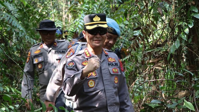 Kapolda melihat langsung TKP karhutla di Tumbang Nusa. (Dok Humas Polda Kalteng)