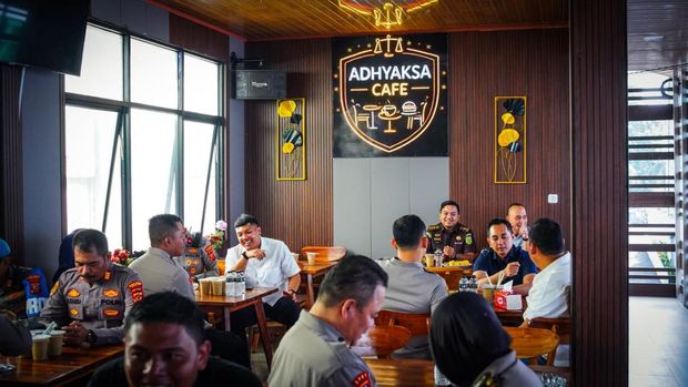Kapolres Bogor AKBP Wikha Ardilestanto melanjutkan rangkaian kunjungan kerja strategisnya ke kantor Kejaksaan Negeri (Kejari) Kabupaten Bogor di Cibinong.