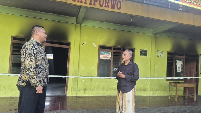 Pengurus Yayasan, Abdul Rohman tunjukan barang-barang yang terbakar
