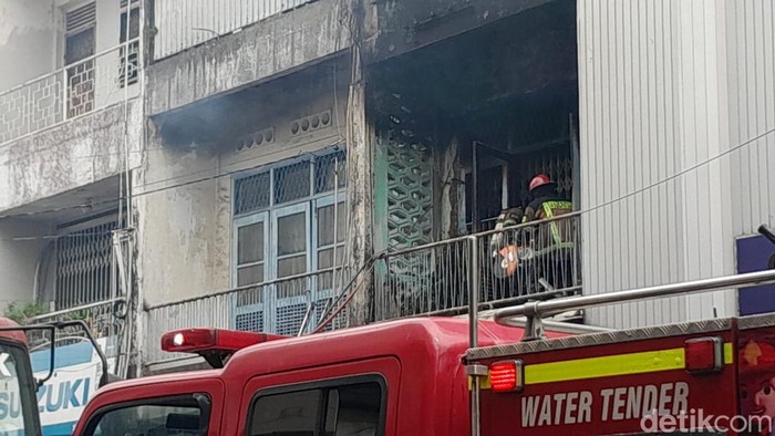 Petugas memadamkan api di ruko yang terbakar di Jalan Semarang, Kota Medan.
