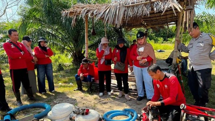 Kelompok MPA sedang latihan menggunakan alat pemadaman api. (Dok. Manggala Agni)