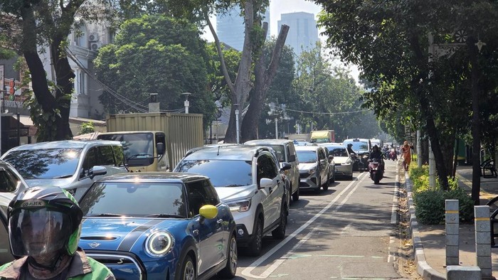 Kemacetan di Senopati, Jakarta Selatan, imbas pembongkaran JPO nyaris roboh usai ditabrak truk di Jl Tendean (Taufiq/detikcom)