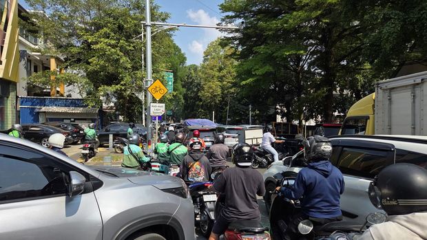 Kemacetan di Senopati, Jakarta Selatan, imbas pembongkaran JPO nyaris roboh usai ditabrak truk di Jl Tendean (Taufiq/detikcom)