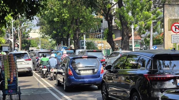 Kemacetan di Senopati, Jakarta Selatan, imbas pembongkaran JPO nyaris roboh usai ditabrak truk di Jl Tendean (Taufiq/detikcom)