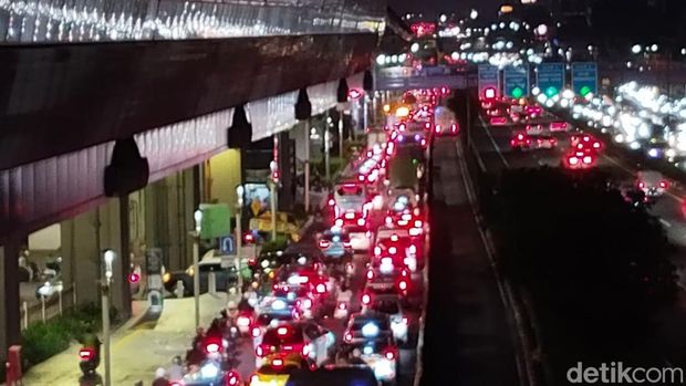 Kemacetan memanjang hingga Jalan MT Haryono arah Pancoran. (Haris/detik)