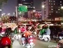 Macet Mengular ke Jalan Gatsu Arah Kuningan Imbas JPO Tendean Dibongkar