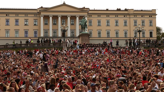 Members of the Norwegian men’s football gather outside the palace as they celebrate their performance in the World Cup after returning to Oslo, Norway, July 13, 2026. REUTERS/Tom Little