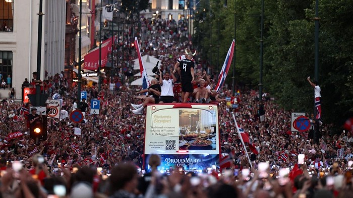 Members of the Norwegian men’s football team and their staff take part in an open-top bus parade through the streets to celebrate their performance in the World Cup after returning to Oslo, Norway, July 13, 2026. REUTERS/Tom Little      TPX IMAGES OF THE DAY