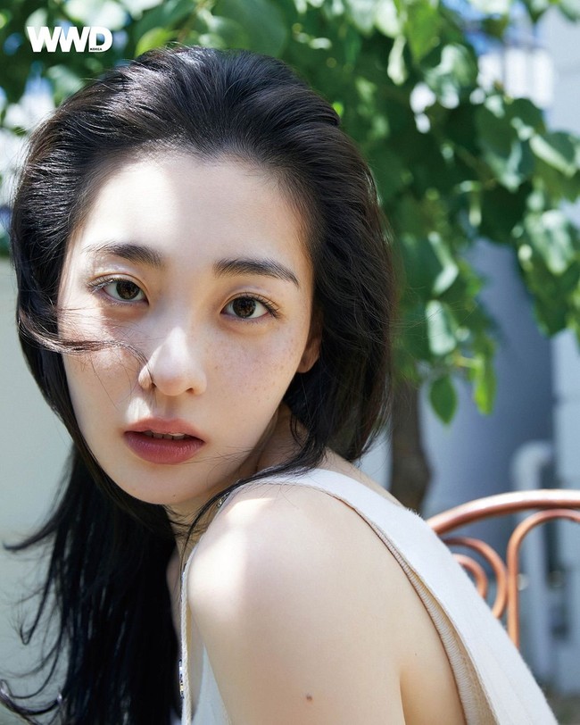 Bintang drama Korea Typhoon Family, Kim Min Ha tampil fresh setelah berhasil menurunkan berat badan 18 kg. Ia pun menjalani pemotretan untuk majalah WWD Korea edisi Agustus 2026. Foto: dok. WWD Korea