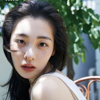 Bintang drama Korea Typhoon Family, Kim Min Ha tampil fresh setelah berhasil menurunkan berat badan 18 kg. Ia pun menjalani pemotretan untuk majalah WWD Korea edisi Agustus 2026. Foto: dok. WWD Korea
