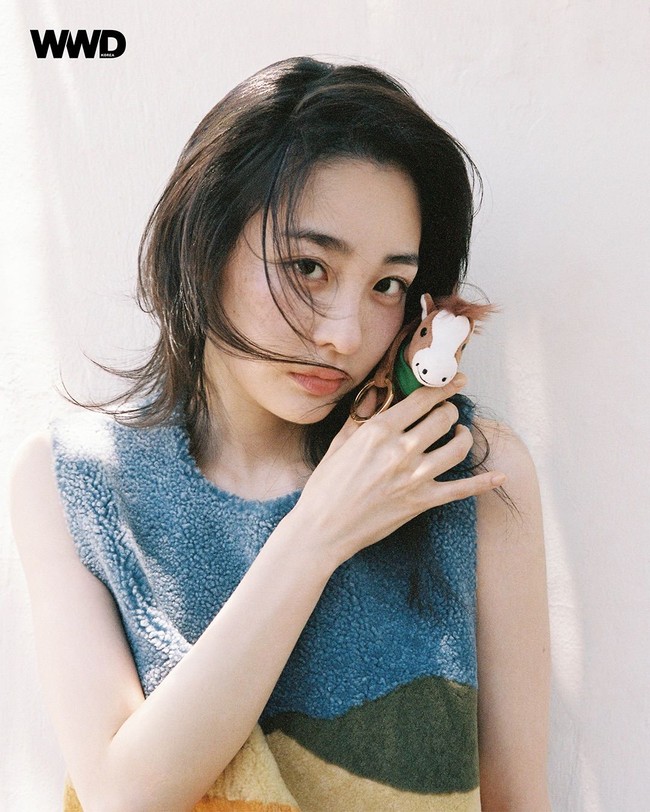 Sementara itu, Kim Min Ha tengah disibukkan dengan jadwal promosi film Hana Korea yang tayang di bioskop mulai 8 Juli 2026. Film adaptasi kisah nyata ini menampilkan transformasi Kim Min Ha sebagai Hye Seon, seorang pembelot Korea Utara yang berjuang melanjutkan hidup meskipun semuanya terasa asing. Foto: dok. WWD Korea