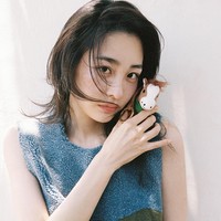 Sementara itu, Kim Min Ha tengah disibukkan dengan jadwal promosi film Hana Korea yang tayang di bioskop mulai 8 Juli 2026. Film adaptasi kisah nyata ini menampilkan transformasi Kim Min Ha sebagai Hye Seon, seorang pembelot Korea Utara yang berjuang melanjutkan hidup meskipun semuanya terasa asing. Foto: dok. WWD Korea
