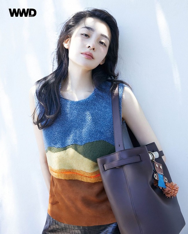 Berbeda dari penampilan biasanya yang terlihat chubby, lengan Kim Min Ha telah mengecil dan pipinya jauh lebih tirus. Sang aktris menampilkan pesonanya sambil memperagakan koleksi Longchamp Fall/Winter 2026. Foto: dok. WWD Korea