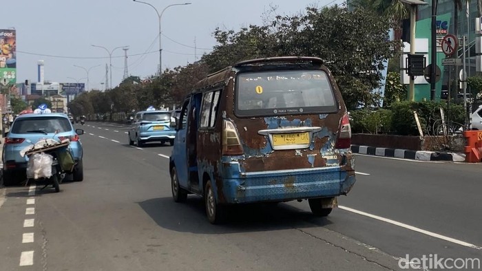 Kondisi angkot di Depok ringsek hingga tanpa pelat nomor dikeluhkan penumpang. Dishub Depok akan merevitalisasi kondisi angkot secara bertahap. (Devi/detikcom)