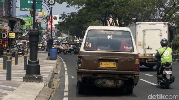 Kondisi angkot di Depok ringsek hingga tanpa pelat nomor dikeluhkan penumpang. Dishub Depok akan merevitalisasi kondisi angkot secara bertahap. (Devi/detikcom)