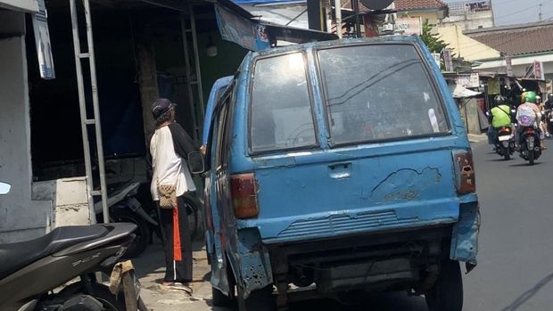 ScreenshotKondisi angkot di Depokk tak layak masih layani penumpang (Devi/detik)