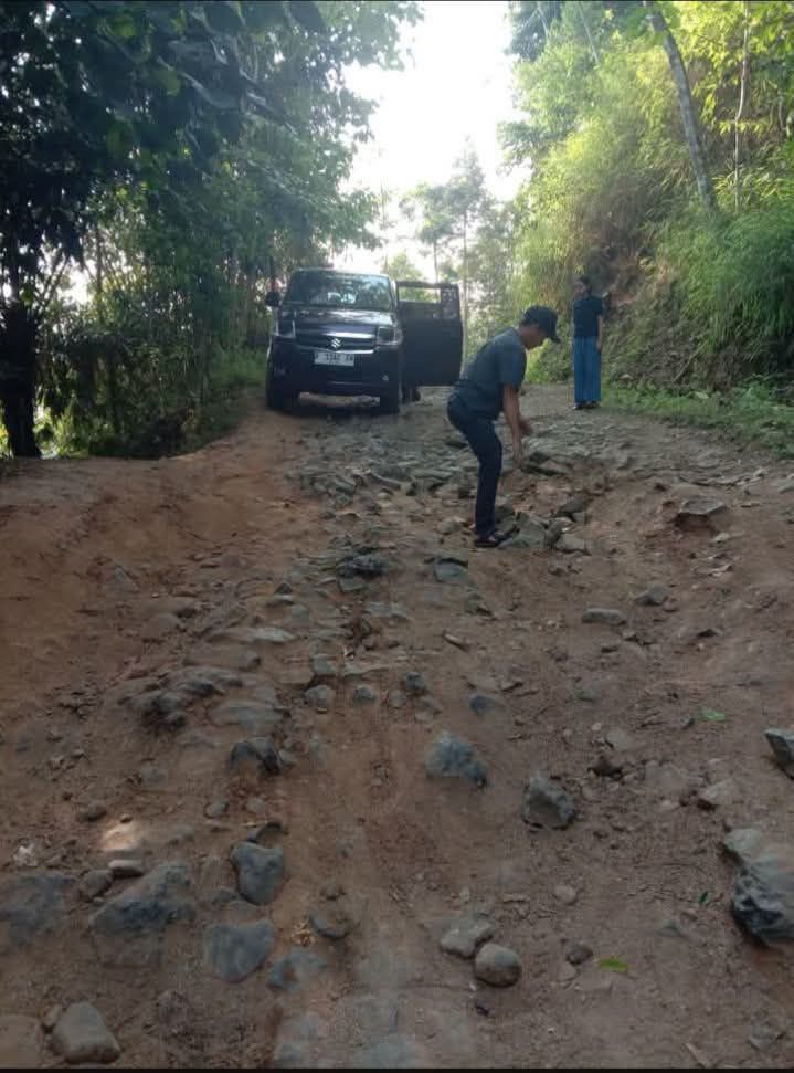 Kondisi jalan yang menghubungkan Desa Cimaskara Kecamatan Cibinong dan Desa Mekarwangi Kecamatan Cikadu di Cianjur