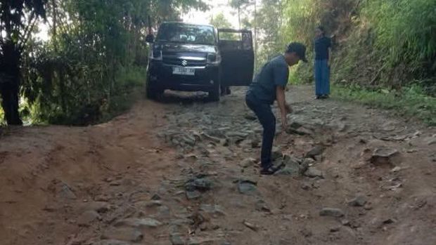 Kondisi jalan yang menghubungkan Desa Cimaskara Kecamatan Cibinong dan Desa Mekarwangi Kecamatan Cikadu di Cianjur Kondisi jalan yang menghubungkan Desa Cimaskara Kecamatan Cibinong dan Desa Mekarwangi Kecamatan Cikadu di Cianjur