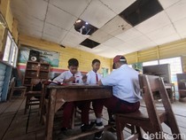 SD Negeri di Sidoarjo Ini Rusak Parah: Atapnya Bocor, Plafonnya Ambrol